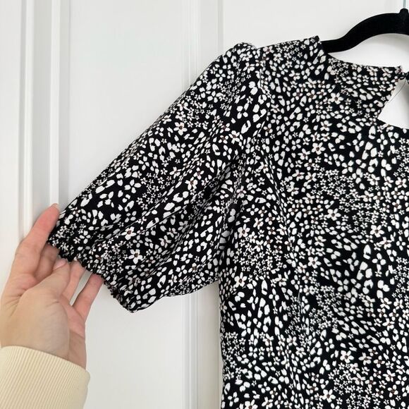 DYNAMITE | Puffed sleeve open back floral blouse - Picture 2 of 9